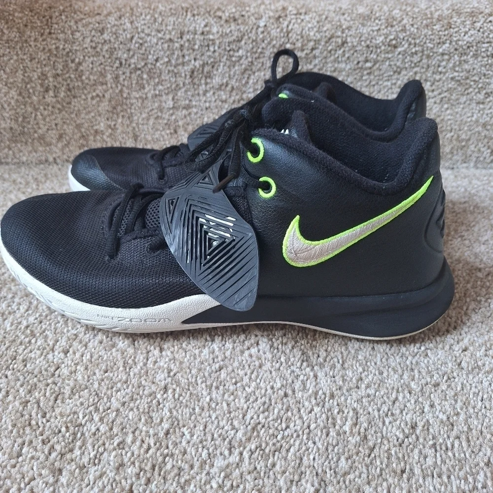 Nike Kyrie Flytrap 3 Mens Size 11 Basketball Shoes, BQ3060 001 Black Volt